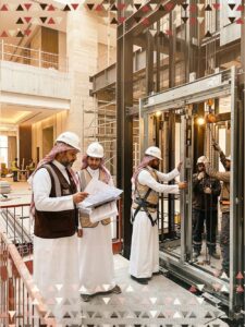 مهندس يجري فحصاً فنياً شاملاً لأنظمة أمان المصعد