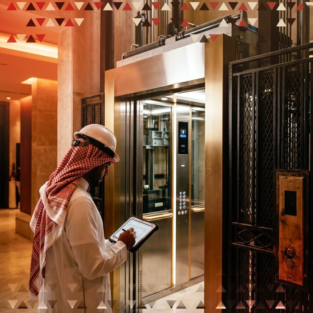 فني طويق أثناء تركيب مصعد جديد داخل بئر المبنى